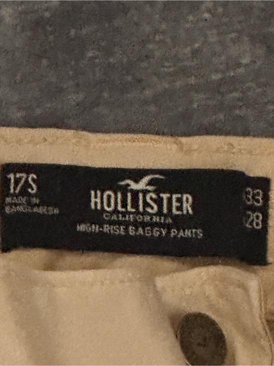Hollister Denim - Hollister Cream High-Rise Baggy Jeans with Black Logo Label